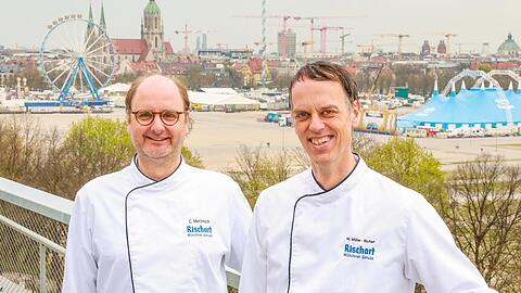 Produktionsleiter Christian Merzenich (l.) und Magnus Müller-Rischart auf der Dachterrasse über dem neuen Rischart-Backhaus auf der Theresienhöhe. Eine kleine Pause hier oben macht den Arbeitstag gleich viel schöner.
