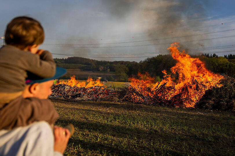 Osterfeuer sind ein traditioneller Brauch, der meist in der Nacht von Karsamstag auf Ostersonntag stattfindet.