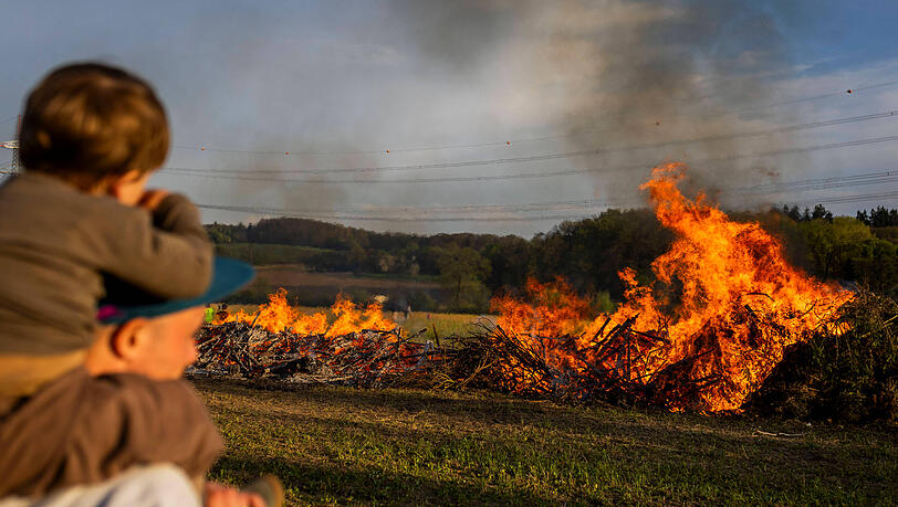 Osterfeuer sind ein traditioneller Brauch, der meist in der Nacht von Karsamstag auf Ostersonntag stattfindet.