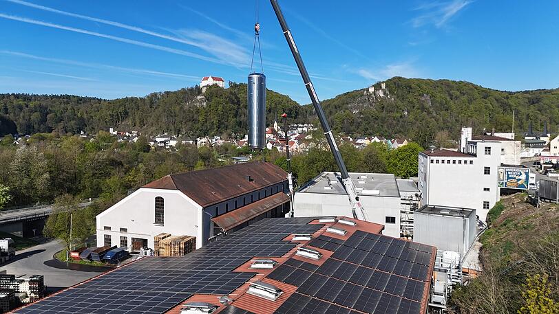 Schon seit 1994 ist das Riedenburger Brauhaus eine komplette Bio-Brauerei. Nun hat man neu gebaut, um auch beim Energiebedarf noch mehr auf Nachhaltigkeit zu achten. In der Mitte ist der neue Energiespeicher am Kran zu sehen.