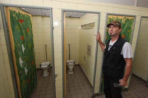 Schulhausmeister wie Mario Baumeister sollen künftig noch mehr Reparaturen, wie hier an defekten Toilettenanlagen, selbst erledigen und damit sparen helfen.