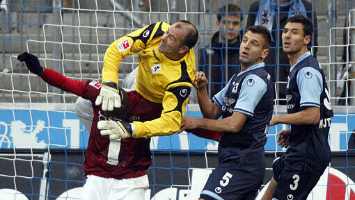 Gegen Dynamo Dresden: Gabor Kiraly im Sturzflug Gegen Dynamo Dresden: Gabor Kiraly im Sturzflug