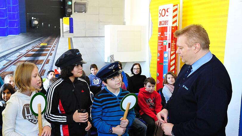 Infos aus erster Hand: Verkehrsmeister Roland Fleischer mit Schülern im neuen Unterrichtsraum. Infos aus erster Hand: Verkehrsmeister Roland Fleischer mit Schülern im neuen Unterrichtsraum.