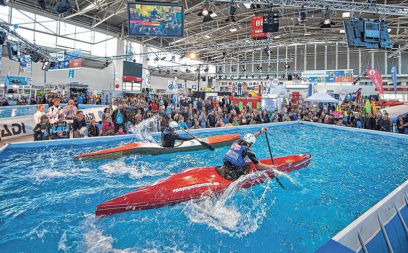 Eine Reise- und Freizeitmesse zum Mitmachen: Wer mag, kann im Indoor-Pool auf dem Messegelände Kanus und Tauchausrüstungen testen.