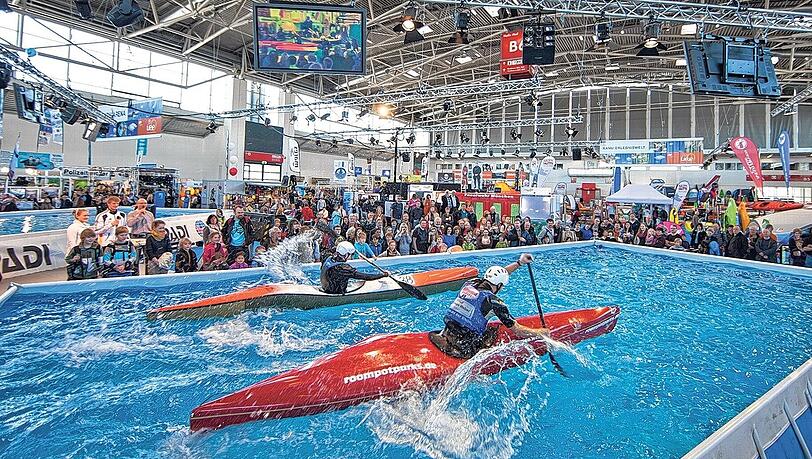 Eine Reise- und Freizeitmesse zum Mitmachen: Wer mag, kann im Indoor-Pool auf dem Messegelände Kanus und Tauchausrüstungen testen. Eine Reise- und Freizeitmesse zum Mitmachen: Wer mag, kann im Indoor-Pool auf dem Messegelände Kanus und Tauchausrüstungen testen.
