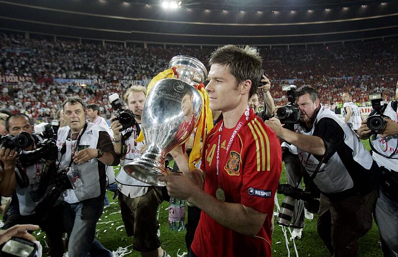 Drei Jahre später kam der Europameistertitel mit Spanien. Spätestens seit dem EM-Finale 2008, dürfte Alonso auch den deutschen Fußballfans bekannt sein.