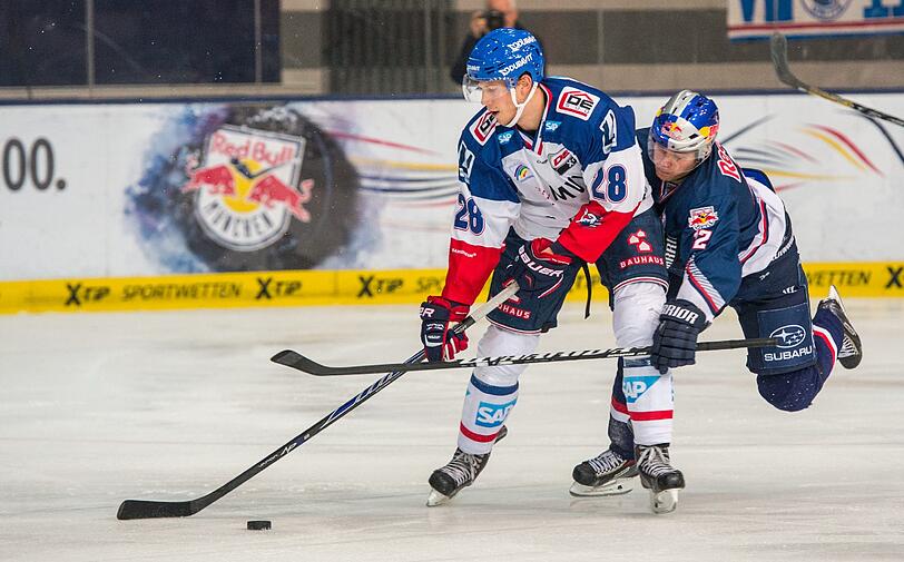 Neu-Münchner Frank Mauer (links) im Trikot von Adler Mannheim gegen Mads Christensen (EHC). Szene aus der Partie am 12. Dezember 2014 im Olympia-Eisstadion.
