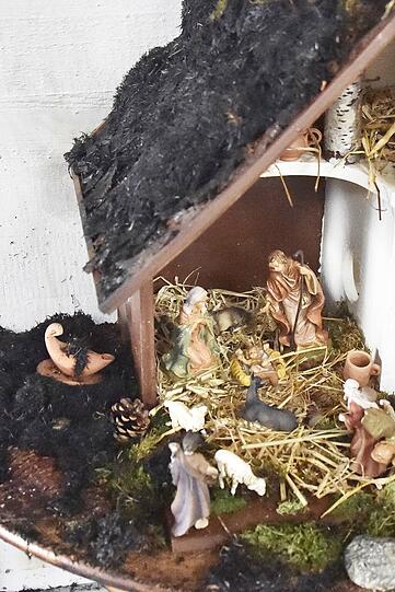 Der Christbaum in der Kirche fing Feuer und griff auf die danebenstehende Krippe über. Die Feuerwehr konnte den Brand allerdings schnell löschen.
