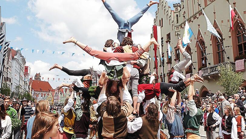 Alle vier Jahre spielen Bürger der niederbayerischen Bezirkshauptstadt das spektakuläre, fröhliche Hochzeitsfest vom Herzogsspross Georg und Königstochter Hedwig im Jahr 1475 nach.