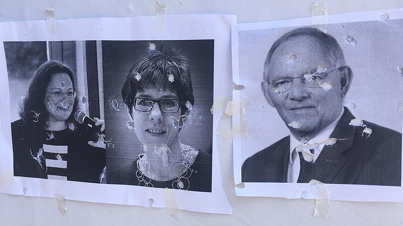Die durchlöcherten Fotos der Politiker in Nürnberg.