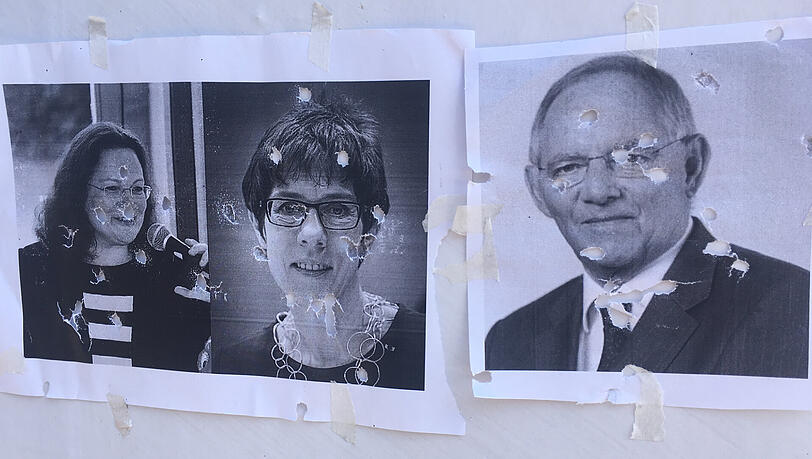 Die durchlöcherten Fotos der Politiker in Nürnberg. Die durchlöcherten Fotos der Politiker in Nürnberg.