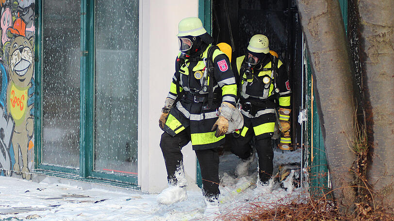 Die Feuerwehr bei den Löscharbeiten.