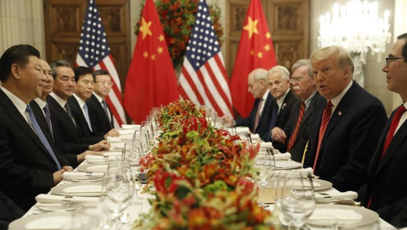 Die chinesische und die US-amerikanische Delegation verhandelten im Rahmen des G20-Gipfels in Buenos Aires. Die chinesische und die US-amerikanische Delegation verhandelten im Rahmen des G20-Gipfels in Buenos Aires.