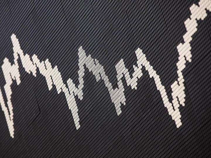 Die Dax-Kurve ist im Handelssaal der Börse auf der großen Anzeigetafel zu sehen.
