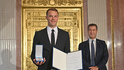Manuel Neuer erhält von Ministerpräsident Markus Söder den Bayerischen Verdienstorden.
