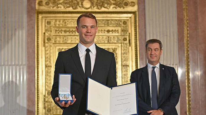 Manuel Neuer erhält von Ministerpräsident Markus Söder den Bayerischen Verdienstorden.