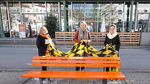 Haben am Freitag die neue Bank enthüllt (v.l.): Ursula Wandl als Vertreterin des Münchner Zonta-Clubs, Bürgermeisterin Katrin Habenschaden und Baureferentin Jeanne-Marie Ehbauer.