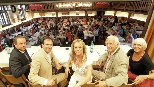 Diskutierten im Augustiner: Georg Fahrenschon, Moderator und AZ–Chefredakteur Arno Makowsky, Lisa Fitz, Hans Wiblishauser Und Barbara Rütting. Diskutierten im Augustiner: Georg Fahrenschon, Moderator und AZ–Chefredakteur Arno Makowsky, Lisa Fitz, Hans Wiblishauser Und Barbara Rütting.