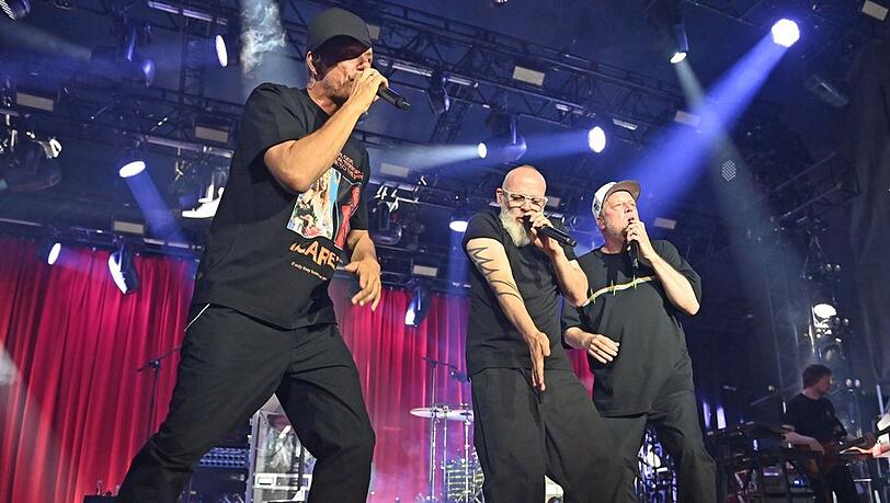Michi Beck, Thomas D und Smudo von den Fantastischen Vier bei einem Auftritt 2023 in München, nicht im Bild ist das vierte Bandmitglied And.Ypsilon.