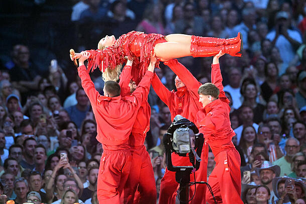 Auch f&uuml;r akrobatische Einlagen war sich Helene Fischer nicht zu schade.