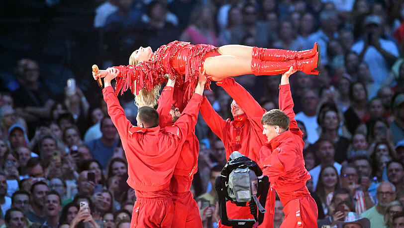Auch für akrobatische Einlagen war sich Helene Fischer nicht zu schade. Auch für akrobatische Einlagen war sich Helene Fischer nicht zu schade.