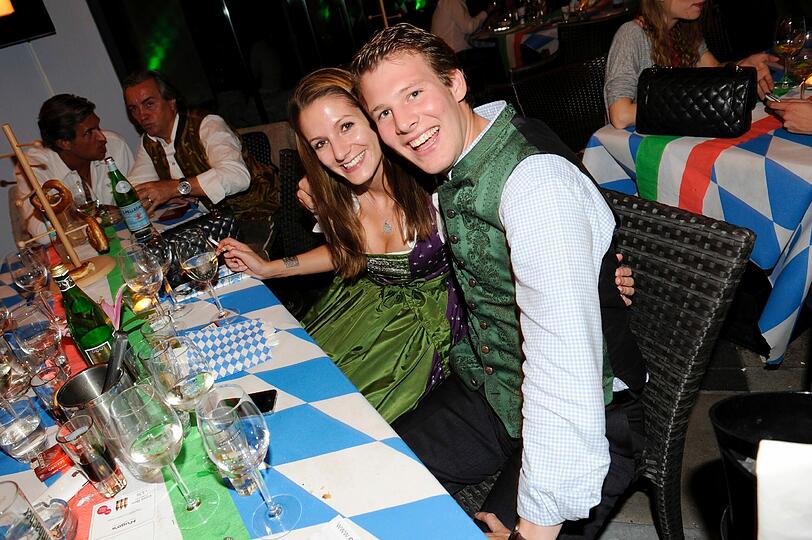 Mathias Reinbolt und Freundin Anastasia. So ausgelassen und feucht-fröhlich ging es bei der Dirndl Couture Modenschau von Ophelia Blaimer im Hugo's zu: Die Stars feiern, die schönen Mädels präsentieren die neuste Edel-Dirndl-Kollektion.
