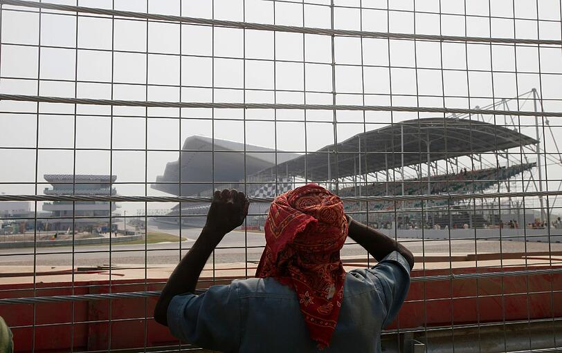 Der Kontrast zwischen Glitzerwelt und bitterer Armut ist beim Indien GP so extrem wie nie.