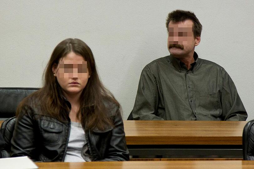 Die wegen versuchten Mordes angeklagten Walter N. und dessen Tochter Stefanie N. sitzen am Dienstag  vor Beginn der Verhandlung im Landgericht in Memmingen auf der Anklagebank.