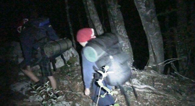 Im kroatischen Velebit-Gebirge sind Pfadfinder aus Bayern samstagfrüh um 3.30 Uhr aus höchster Bergnot gerettet worden. Auf 1450 Meter waren sie unterkühlt und panisch gefunden worden.