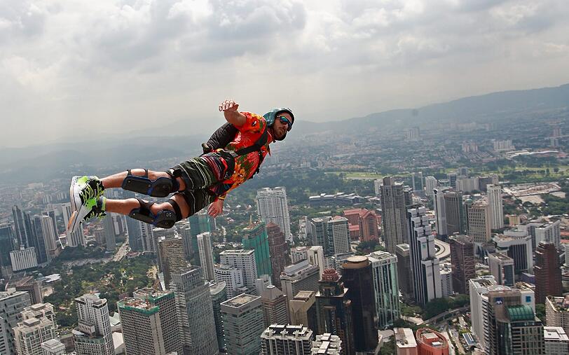 Bilder vom Base-Jumping-Treffen in Kuala Lumpur. Da wird's einem beim Hinschauen schlecht.