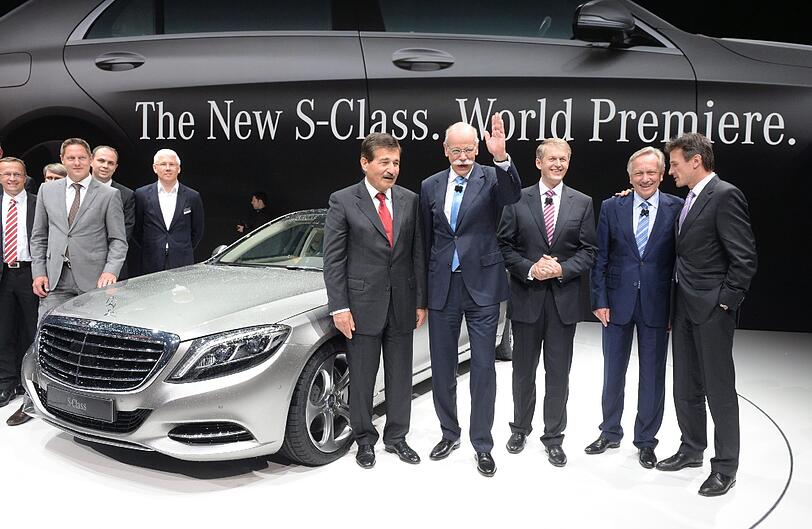 Der Vorstandsvorsitzende der Daimler AG, Dieter Zetsche (2. v.l.), der Aufsichtsratsvorsitzende der Daimler AG, Manfred Bischoff (l), das Vorstandsmitglied der Daimler AG für Konzernforschung & Mercedes-Benz Cars Entwicklung, Thomas Weber (3.v.r.), Joachim Schmidt (2.v.r., Leiter Mercedes-Benz Cars Vertrieb und Marketing), und das Vorstandsmitglied der Daimler AG (Daimler Trucks), Wolfgang Bernhard (r).