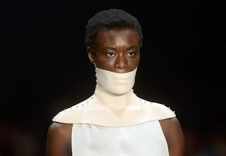 Die Kreationen von Marina Hoermanseder auf der Fashion Week in Berlin.