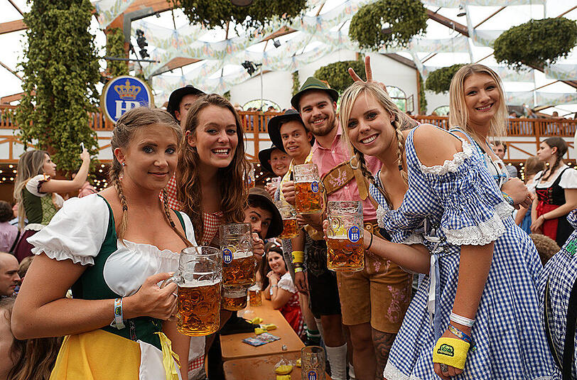 Auch AZ-Fotograf Daniel von Loeper hat sich auf der Wiesn umgeschaut und die Party-Stimmung in den Zelten eingefangen.
