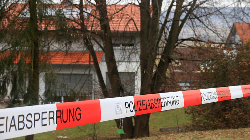 Am Dienstag entdeckte die Polizei drei Leichen in einer verrauchten Wohnung in Kirchehrenbach (Lkr. Forchheim) in Oberfranken. Die Bilder vom Großeinsatz.