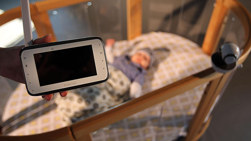 Die Eltern hörten den fremden Mann über das Babyfon. (Symbolbild)