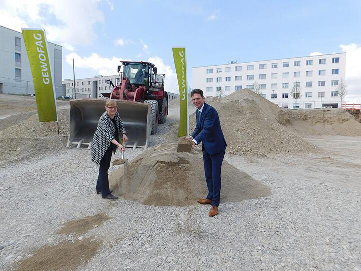 Stadträtin Renate Kürzdörfer (SPD) und Gewofag-Chef Klaus-Michael Dengler am Dienstag beim Spatenstich.
