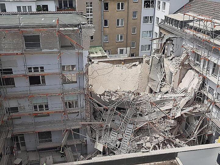 Im Düsseldorfer Zentrum sind bei Bauarbeiten Teile eines Gebäudes eingestürzt.