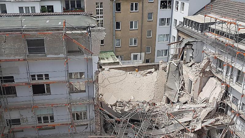 Im Düsseldorfer Zentrum sind bei Bauarbeiten Teile eines Gebäudes eingestürzt. Im Düsseldorfer Zentrum sind bei Bauarbeiten Teile eines Gebäudes eingestürzt.