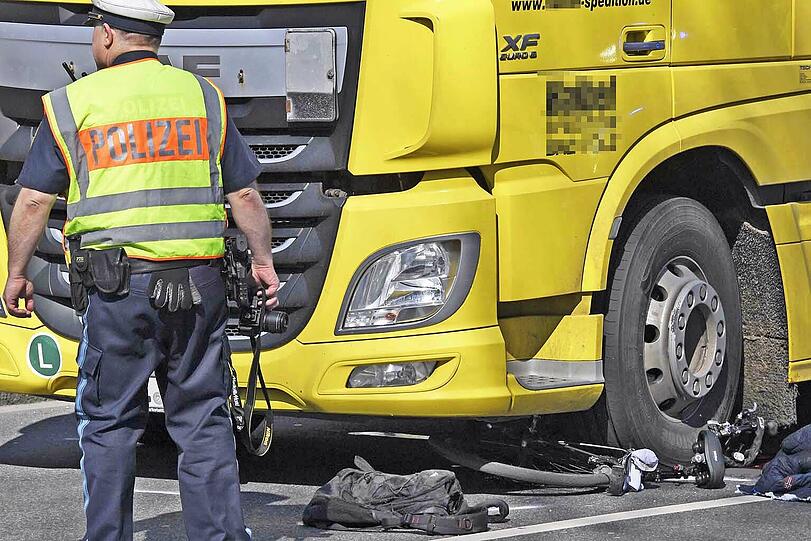 Der Lkw-Fahrer hat wohl beim Abbiegen den Fahrradfahrer übersehen.