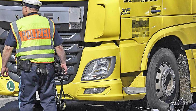 Der Lkw-Fahrer hat wohl beim Abbiegen den Fahrradfahrer übersehen. Der Lkw-Fahrer hat wohl beim Abbiegen den Fahrradfahrer übersehen.
