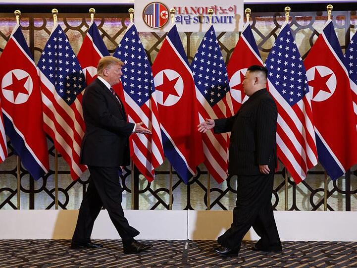 Acht Monate nach dem Gipfel in Singapur nun der zweite Teil der Trump&Kim-Show. Der US-Präsident lobt sein Gegenüber für einen "sehr guten Dialog".