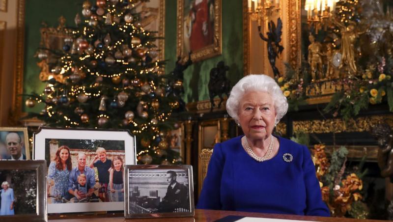 Die britische Königin Elizabeth II. während ihrer Weihnachtsansprache im Schloß Windsor. Die britische Königin Elizabeth II. während ihrer Weihnachtsansprache im Schloß Windsor.