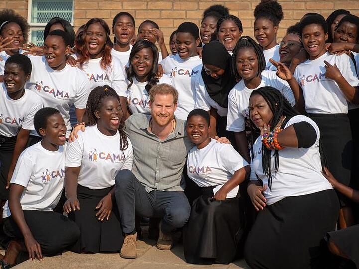 Der britische Prinz Harry (M) zu Besuch beim Frauenchor des Nalikule College of Education in Lilongwe.