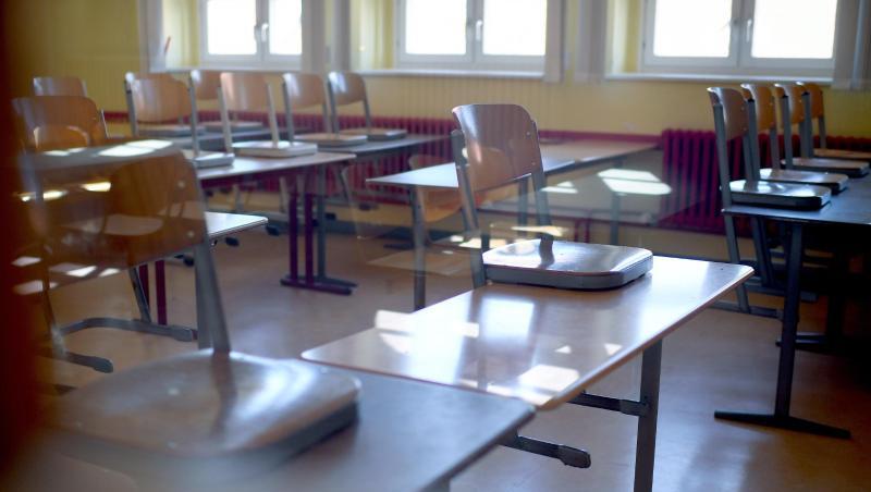 Hochgestellte Stühle stehen in einem Klassenraum. Foto: Britta Pedersen/Archivbild Hochgestellte Stühle stehen in einem Klassenraum. Foto: Britta Pedersen/Archivbild