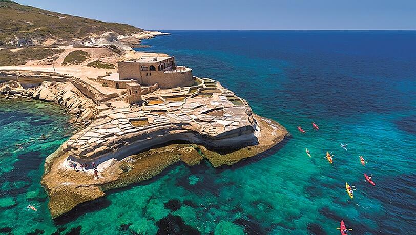 Gozo bietet Möglichkeiten für die ganze Familie. Warum nicht eine Kayaktour entlang der Küste und im kristallklaren Wasser? Gozo bietet Möglichkeiten für die ganze Familie. Warum nicht eine Kayaktour entlang der Küste und im kristallklaren Wasser?