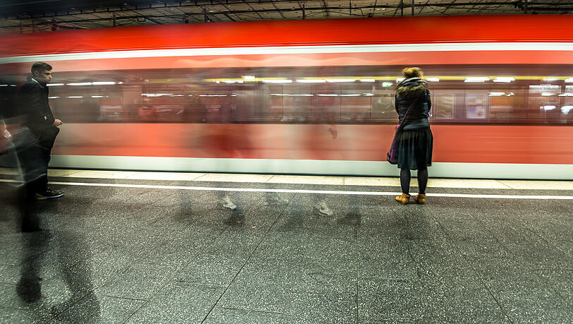 Der Kreisjugendring hat Münchnerinnen und Münchner bis 27 Jahre zur Mobilität befragt. Vor allem die Erfahrungen junger Frauen sind erschreckend. (Symbolbild)