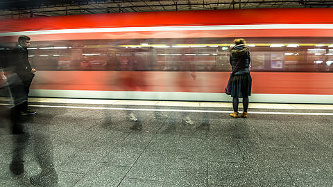 Der Kreisjugendring hat Münchnerinnen und Münchner bis 27 Jahre zur Mobilität befragt. Vor allem die Erfahrungen junger Frauen sind erschreckend. (Symbolbild)
