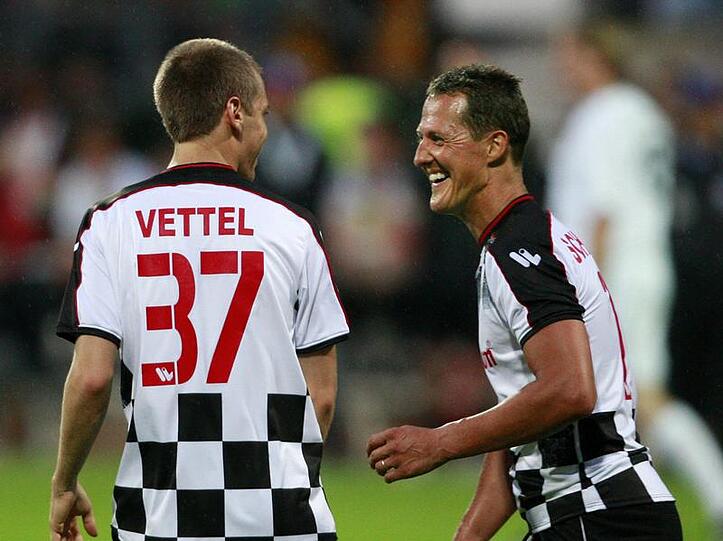 Letztes Jahr spielten Sebastian Vettel (li.) und Michael Schumacher noch gemeinsam Fußball. Nun sind sie Rivalen auf der Rennstrecke.