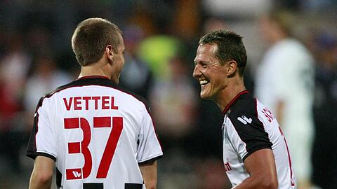 Letztes Jahr spielten Sebastian Vettel (li.) und Michael Schumacher noch gemeinsam Fußball. Nun sind sie Rivalen auf der Rennstrecke.