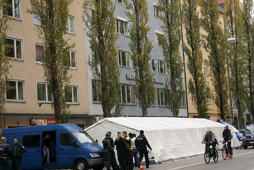 Großrazzia in der Isarvorstadt: Die Münchener Polizei durchsuchte am Donnerstag mehrere Wohnungen in der Lindwurmstraße. Der Vorwurf: Organisierter Kontobetrug.